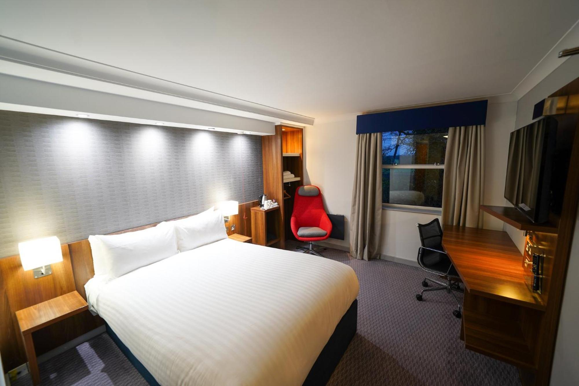 Holiday Inn Express Leeds-East By Ihg Leeds  Exterior foto